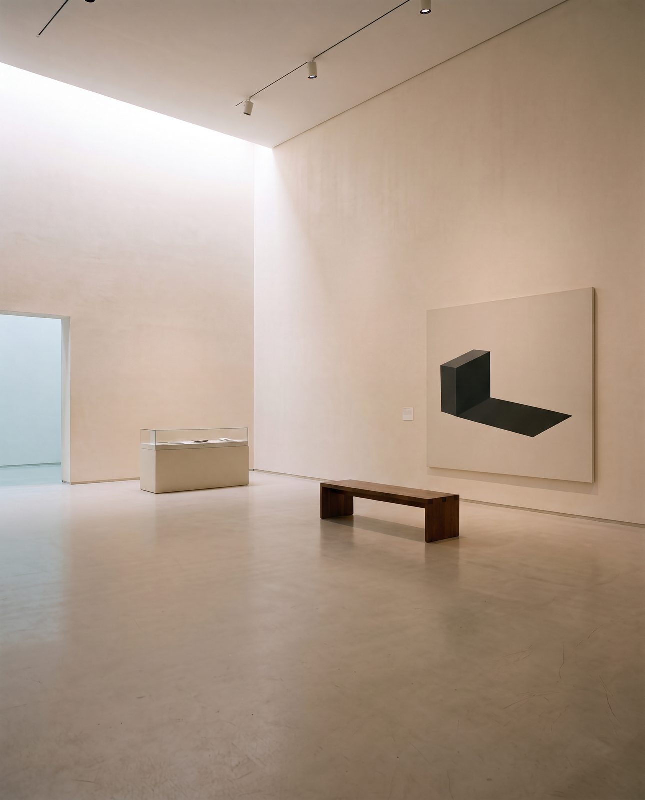 Galeria clara com um quadro cuja sombra pintada não combina com a luz da sala